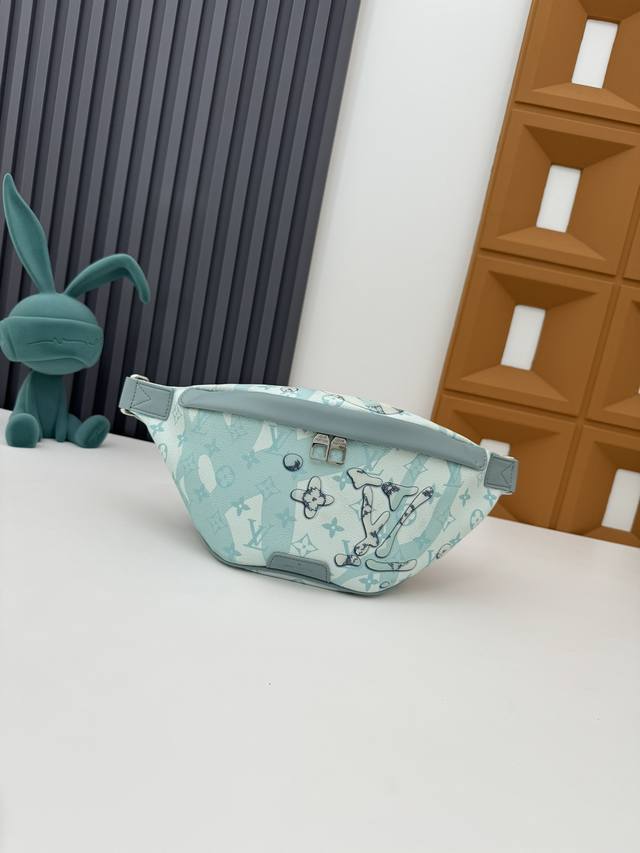 顶级原单 新款M22576 浅蓝色 男士胸包 Lv胸包，美丽的设计细节，采用拉链，方便取用，无论您的氛围如何，您都可以毫不费力地携带这款时尚腰包。内部饰有简约而