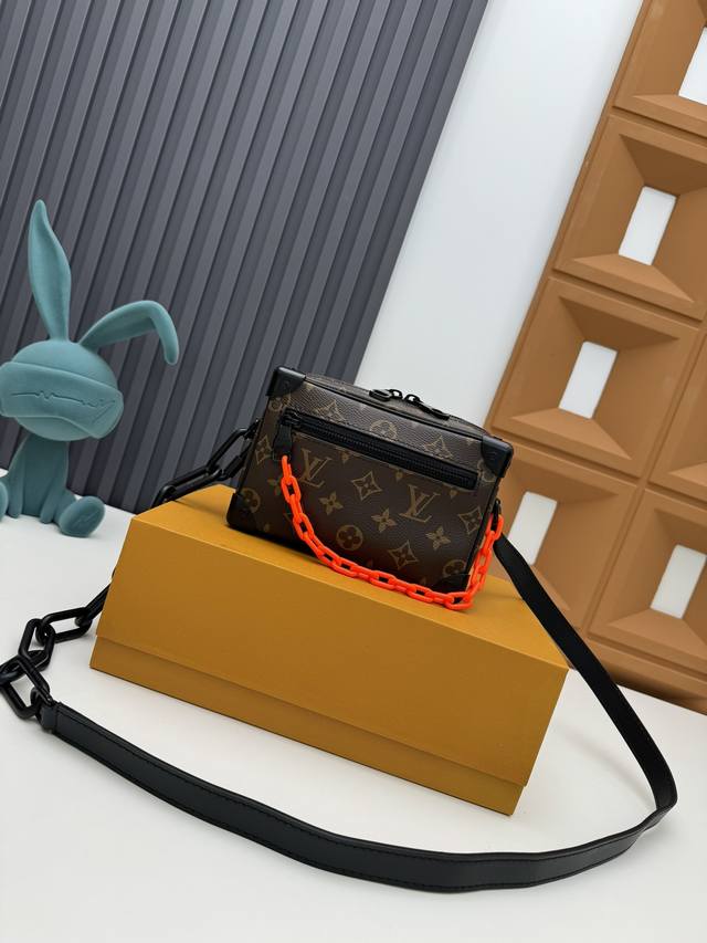 顶级原单 M44480老花橙 M44735黑花 Mini Soft Trunk 這款Mini Soft Trunk於 系列經重新演繹，選用全新奪目迷人的混合物料