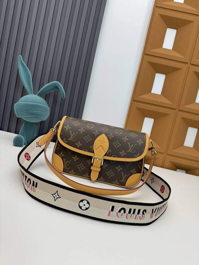 特 M45985黑色M46049玫红 顶级原单Diane 手袋重塑 1990 年代的经典设计，为 Monogram 帆布包身融入皮革包角和传统搭扣等复古元素，搭