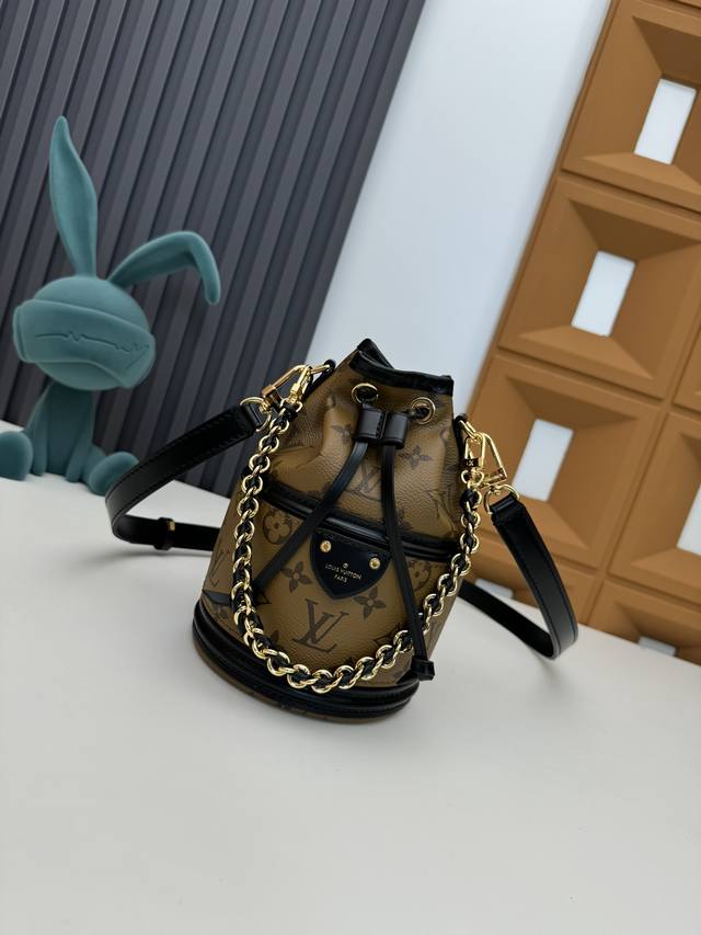 M83480 Canoé 手袋取材 Monogram 帆布，将 Noé 手袋和 Cannes 手袋融于一身，令前者的抽绳结合后者的模压底部设计，兼具潮流格调和实