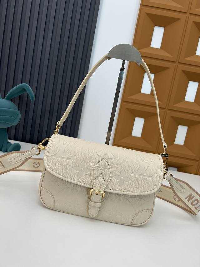 M46386黑皮 M46388白皮 M46846浅蓝 M46583灰色丝印 M47161宝蓝丝印 本款 Diane 手袋取材路易威登经典 Monogram Em