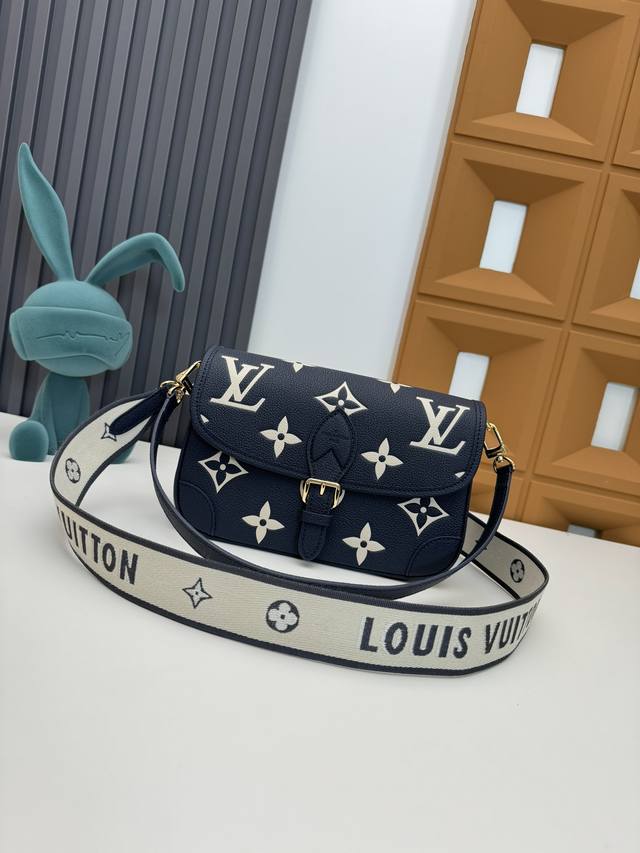 M47161宝蓝丝印 M46386黑皮 M46388白皮 M46846浅蓝 M46583灰色丝印 本款 Diane 手袋取材路易威登经典 Monogram Em