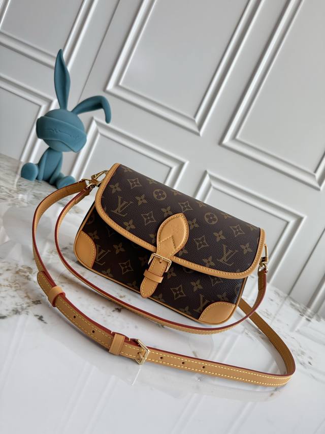 特 独家背景 顶级原单 动态芯片 M45985皮带 M45985黑色M46049玫红 顶级原单Diane 手袋重塑 1990 年代的经典设计，为 Monogra