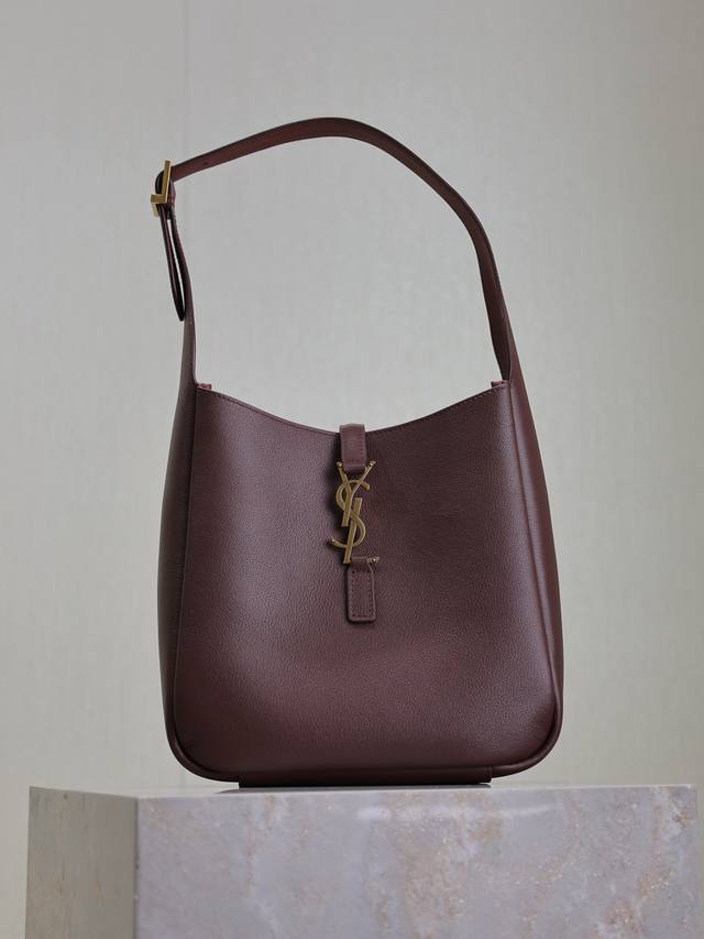 枣红色 原厂皮 不含包装 爆款Le 5A7腋下包 今年大火的中古款腋下包 一直很受欢迎 全皮细腻光滑 包型设计又很简单又高级 容量足够用 轻便能装 又不过时真是