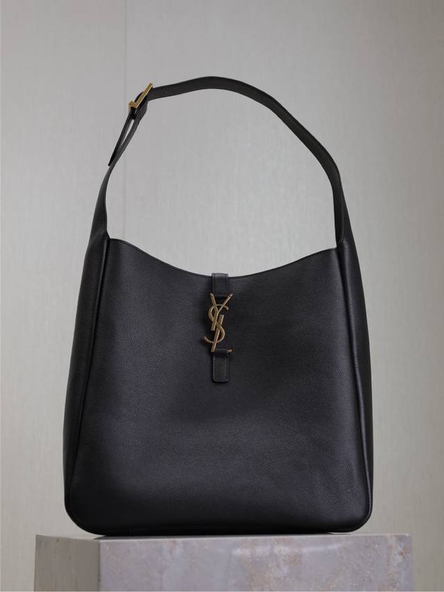 黑色金扣 原厂皮 不含包装 Le 5A7_大号光滑皮革柔软手袋大号，韩国明星同款Hobo今年火到爆炸的腋下包Y家虽迟但到！！包包身轮廓简洁、立体，看上去硬挺却不