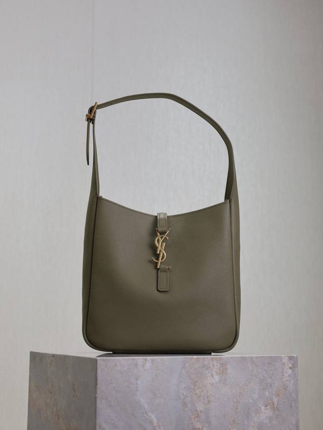 麦绿色 原厂皮 不含包装 爆款Le 5A7腋下包 今年大火的中古款腋下包 一直很受欢迎 全皮细腻光滑 包型设计又很简单又高级 容量足够用 轻便能装 又不过时真是