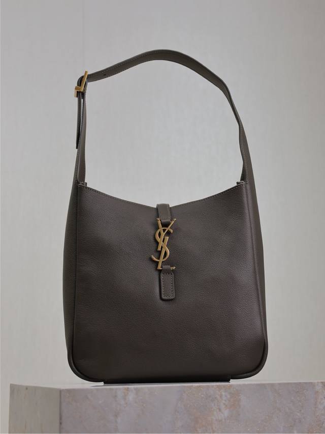 绿色 原厂皮 不含包装 爆款Le 5A7腋下包 今年大火的中古款腋下包 一直很受欢迎 全皮细腻光滑 包型设计又很简单又高级 容量足够用 轻便能装 又不过时真是太 绿色 原厂皮 不含包装 爆款Le 5A7腋下包 今年大火的中古款腋下包 一直很受欢迎 全皮细腻光滑 包型设计又很简单又高级 容量足够用 轻便能装 又不过时真是太