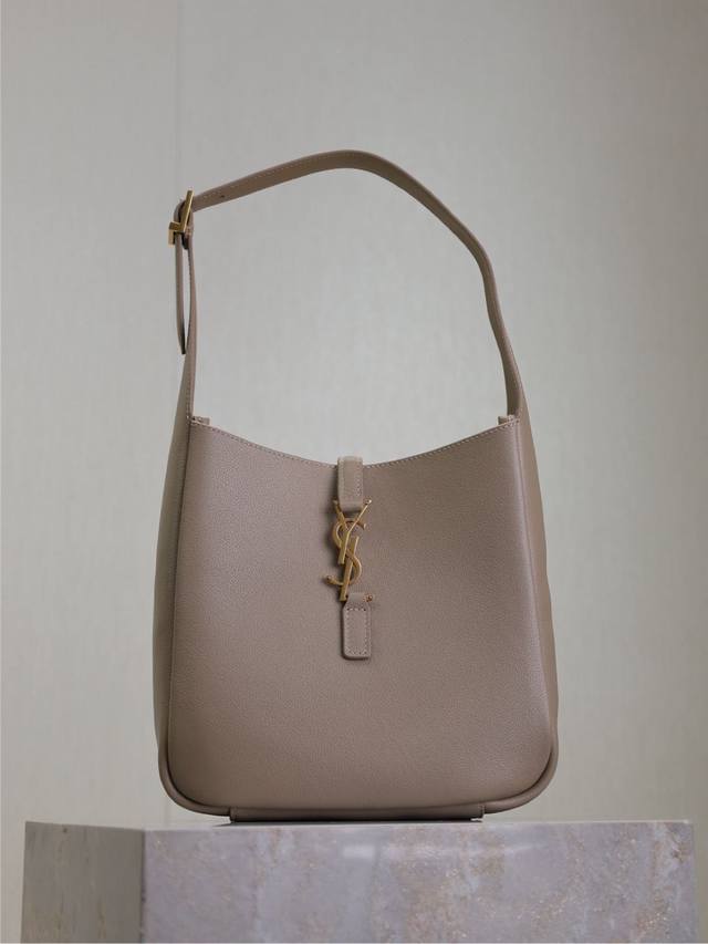 卡其色 原厂皮 不含包装 爆款Le 5A7腋下包 今年大火的中古款腋下包 一直很受欢迎 全皮细腻光滑 包型设计又很简单又高级 容量足够用 轻便能装 又不过时真是