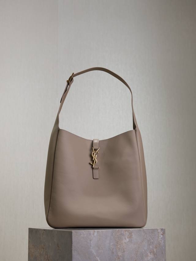 卡其 原厂皮 不含包装 Le 5A7_大号光滑皮革柔软手袋大号，韩国明星同款Hobo今年火到爆炸的腋下包Y家虽迟但到！！包包身轮廓简洁、立体，看上去硬挺却不会太