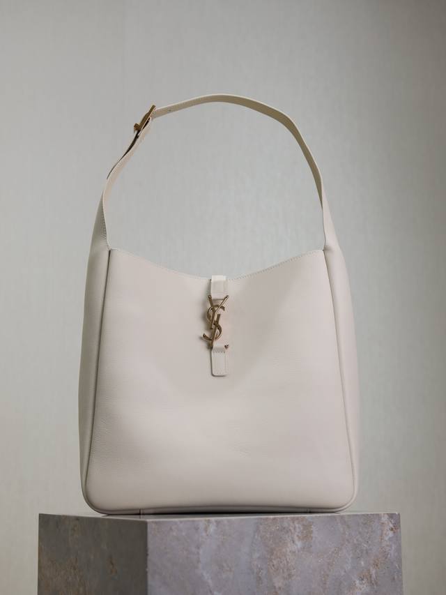 白色 原厂皮 不含包装 Le 5A7_大号光滑皮革柔软手袋大号，韩国明星同款Hobo今年火到爆炸的腋下包Y家虽迟但到！！包包身轮廓简洁、立体，看上去硬挺却不会太