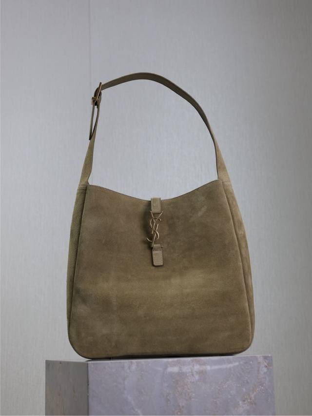 绿色磨砂金扣 原厂皮 不含包装 Le 5A7_大号腋下包Hobo手袋，韩国明星同款Hobo今年火到爆炸的腋下包Y家虽迟但到！！包包身轮廓简洁、立体，看上去硬挺却