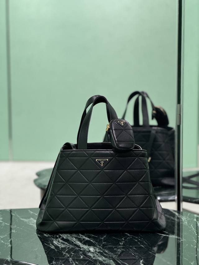 新款托特包 大号 这款Matinee手袋采用进口小牛皮,纯手工菱形压花绣线图案设计,显得格外独特大气,内里搭配进口羊皮,配有一个拉链小包,里面配有钩扣,可拆卸手 新款托特包 大号 这款Matinee手袋采用进口小牛皮,纯手工菱形压花绣线图案设计,显得格外独特大气,内里搭配进口羊皮,配有一个拉链小包,里面配有钩扣,可拆卸手