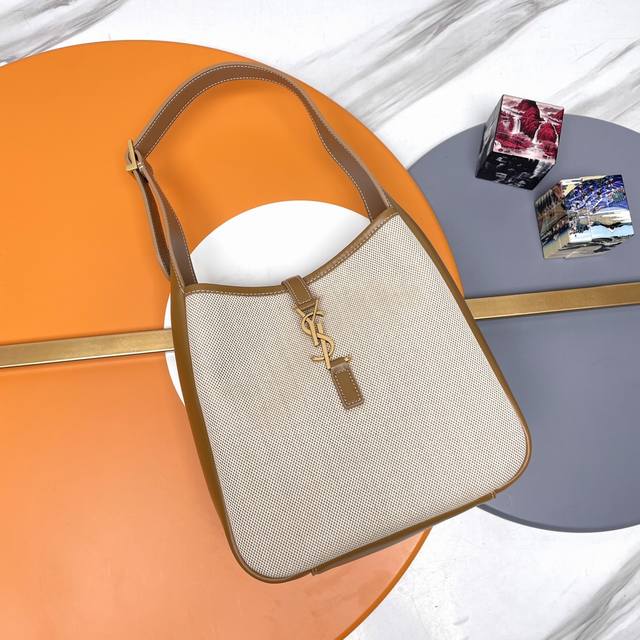 原单 焦糖配棉麻金扣 爆款Hobo来袭优雅+随性 风格百搭 轻巧又充满时尚感，搭配简单大气的Ysl五金配件，简单不失精致！包身采用帆布材质，柔软又有型 尺寸：2