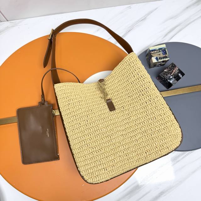 杏色编织 古金 全新升级版 拉菲草编 Rose新春新款，韩国明星同款Hobo今年火到爆炸的腋下包Y家虽迟但到！！包包身轮廓简洁、立体，看上去硬挺却不会太凌厉。搭