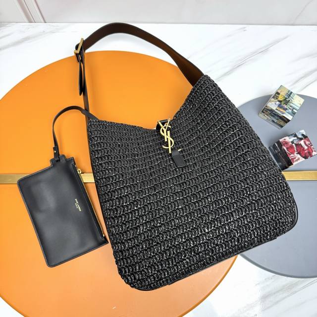 黑色编织 古金 全新升级版 拉菲草编 Rose新春新款，韩国明星同款Hobo今年火到爆炸的腋下包Y家虽迟但到！！包包身轮廓简洁、立体，看上去硬挺却不会太凌厉。搭