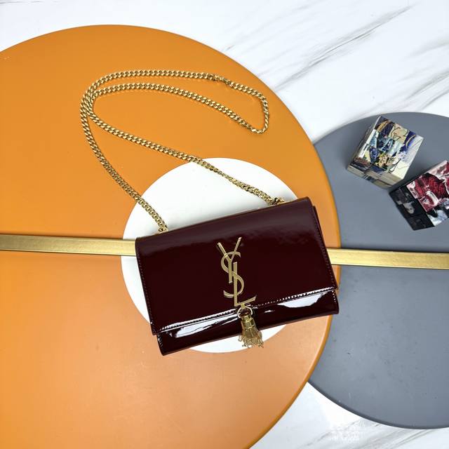 20# 漆皮 Kate 最经典的款式最实用的这个系列最核心的设计便是Y家 Logo，当年Yves Saint Laurent先生邀请海报艺术家Cassandre