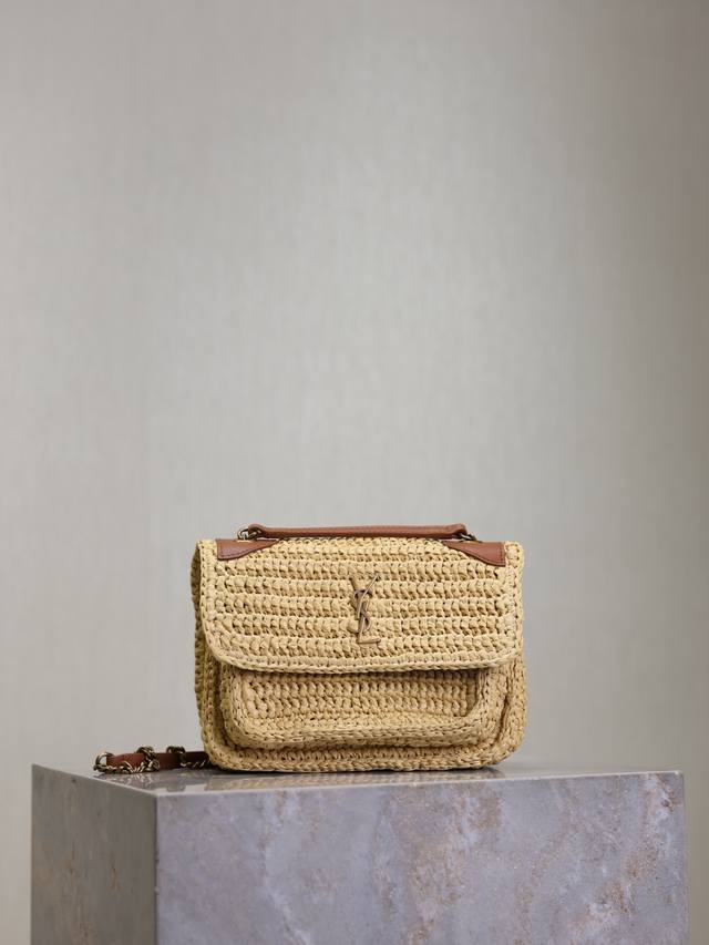草编包的快落 25Ss新款Niki编织包来La~ 满满的艺术气息 ，拉菲草编织非常扎实，超有质感，法式慵懒风，日常搭配私服也不会出错单品，内里有隔层设计，清新感