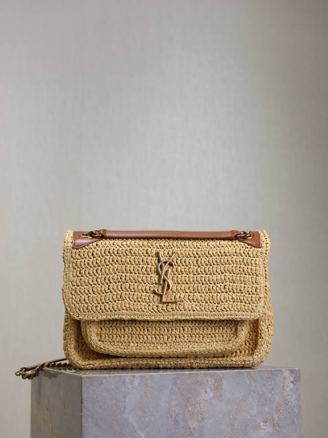 草编包的快落 25Ss新款Niki编织包来La~ 满满的艺术气息 ，拉菲草编织非常扎实，超有质感，法式慵懒风，日常搭配私服也不会出错单品，内里有隔层设计，清新感