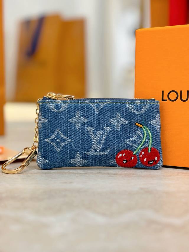 X Tm 钥匙包 M14938蓝色牛仔樱桃 Size：12X7X1.5Cm