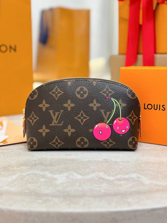 X Tm 小号化妆包 M13766 本款小号化妆包出自路易威登 X 村上隆跨界合作复刻系列 以日本艺术家标志性的明丽樱桃图案点亮包身 与内衬设计相得益彰 Mon