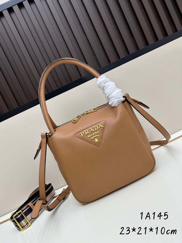 厂价 最高版本原厂皮顶级原单配专柜全套包装 1A145双肩带小号 这款双肩带采用进口鹿皮纹牛皮，配有两条可交换可调节长肩带设计。织物织带和牛皮搭配，太完美，不同