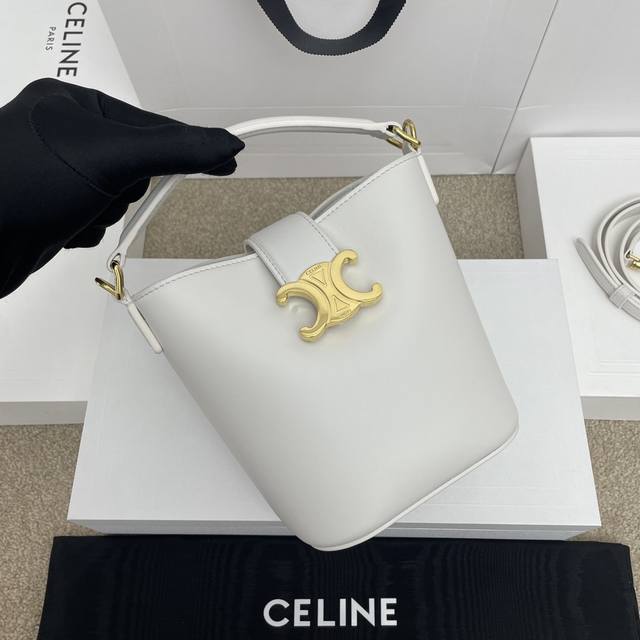 Louise迷你光滑牛皮革水桶包 迷你手袋，本款型可装下Plus等较大的智能手机机型 牛皮革 羊皮革衬里 金色饰面 手提 肩背和斜挎 皮革翻盖，配Triomph