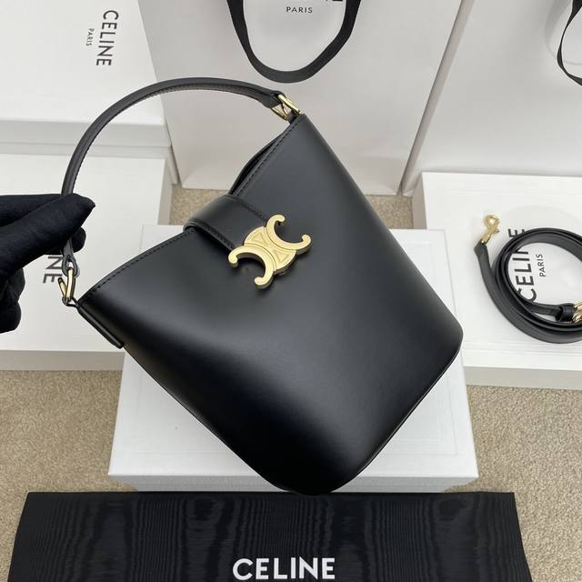 Louise小号光滑牛皮革手袋 牛皮革 羊皮革衬里 金色饰面 手提、肩背和斜挎 皮革翻 Triomphe磁扣 1个主隔层 1个皮革提手长3英寸 7厘米 可拆卸和