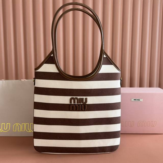 配置专柜全套包装 ！ 当条纹帆布遇上Hobo慵懒基因 秋冬首波抢位 通勤松弛感直接封顶 经典蓝白航海条纹帆布 × 意大利小牛皮滚边 柔韧包身自然垂坠 托特容量+