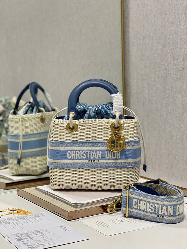 顶级原单 配全套包装 L 五格 竹篮子 这款 Wicker 五格菜篮子包采用柳条经过传统手工工艺精心编织而成，是一款经典的时尚单品，彰显精湛工艺。内部搭配一个蓝