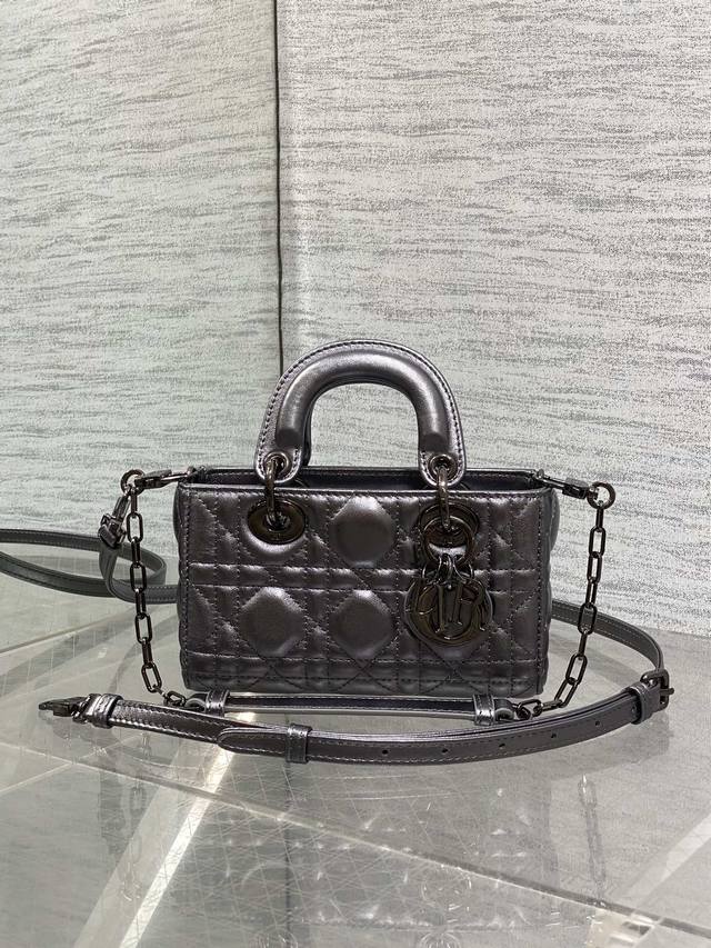 原厂 配全套包装 迷你现货 D-Joy Bag羊皮 款时尚果然就是轮回，回归了一把中古戴妃长方包形，短链条细长肩带直接封神！！复古时髦感超强，真是什么场合都可以