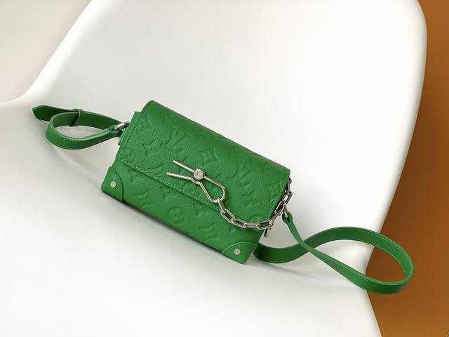 M82917黄色 M82916橙色 M82918绿色本款 Steamer 迷你手袋取材鲜亮 Taurillon 皮革，讲述品牌传统 Steamer 硬箱的灵感启