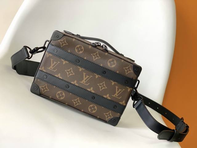 顶级原单 M45935 老花黑 M46264老花紫本款 Handle Soft Trunk 手袋取材标志性 Monogram Macassar 帆布,结合铆钉边 顶级原单 M45935 老花黑 M46264老花紫本款 Handle Soft Trunk 手袋取材标志性 Monogram Macassar 帆布,结合铆钉边