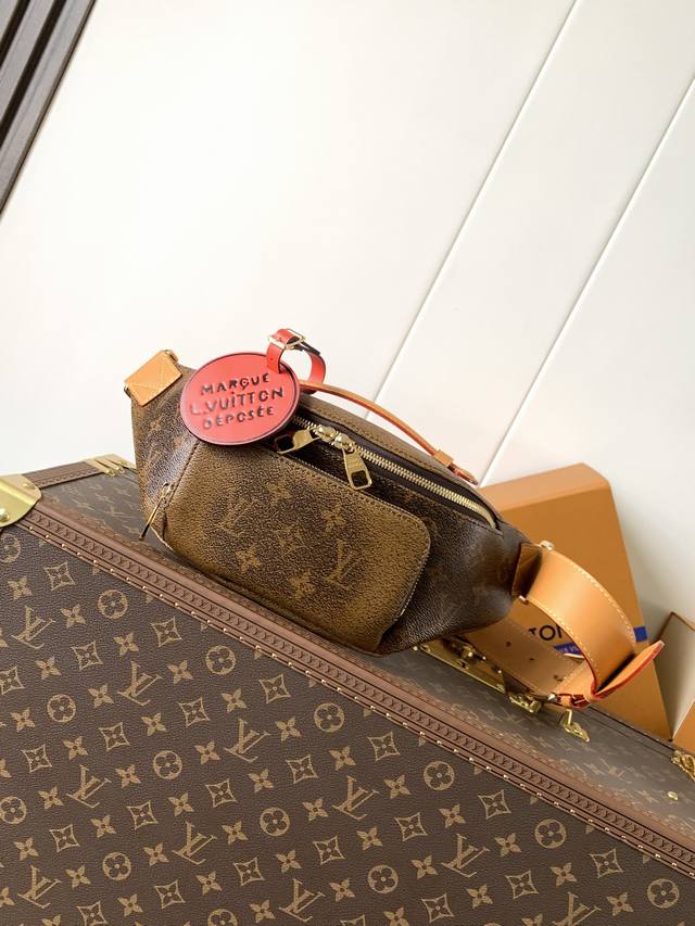 M11539 顶级原单 变码芯片163C 本款 Rush 腰包以 Monogram Dust 帆布巧妙呈现复古错视效果,搭配双拉链实现对主隔层的便捷取放。考究装 M11539 顶级原单 变码芯片163C 本款 Rush 腰包以 Monogram Dust 帆布巧妙呈现复古错视效果,搭配双拉链实现对主隔层的便捷取放。考究装