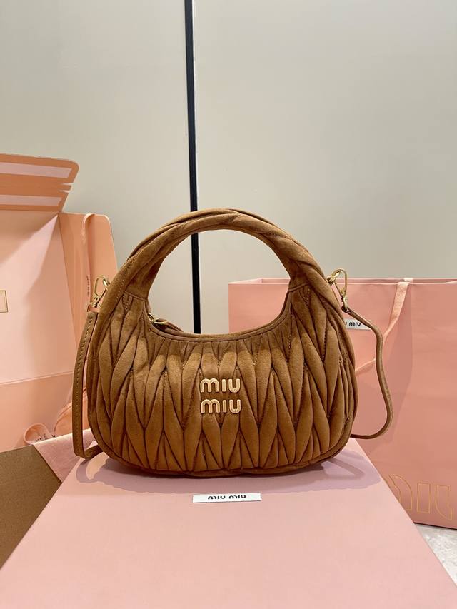 可可棕 5Bc125：Miumiu新品Miuwander麂绒皮手袋，今年超火的鹿皮材质，秋冬必备单品，复古磨砂五金，利用圆孤的曲线，保留了应有的俏皮感，包型整体