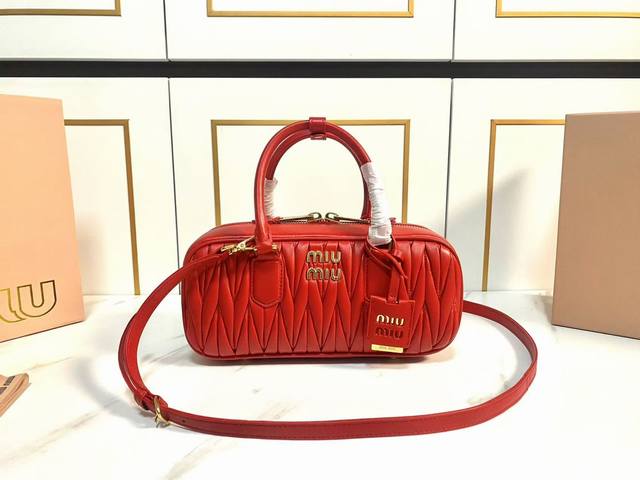 特级五金原厂皮 Arcadie Matelasse羊皮革中号27Cm保龄球手提包 斜挎包～大红色羊皮 这款手提包采用Matelasse工艺，立体纹理与精致质感为