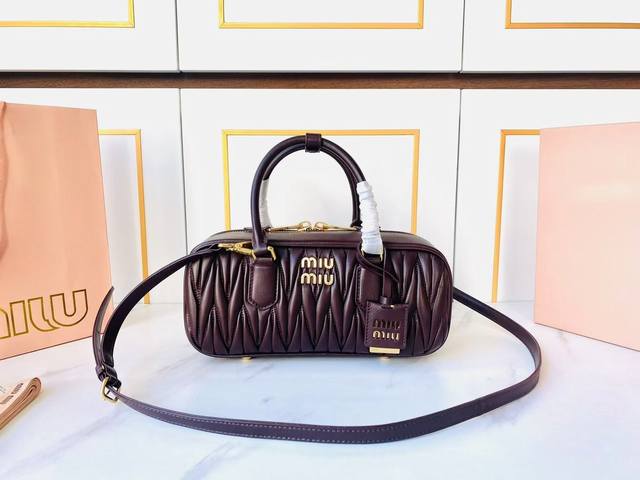 特级五金原厂皮 Arcadie Matelasse羊皮革中号27Cm保龄球手提包 斜挎包～石楠色羊皮 这款手提包采用Matelasse工艺，立体纹理与精致质感为