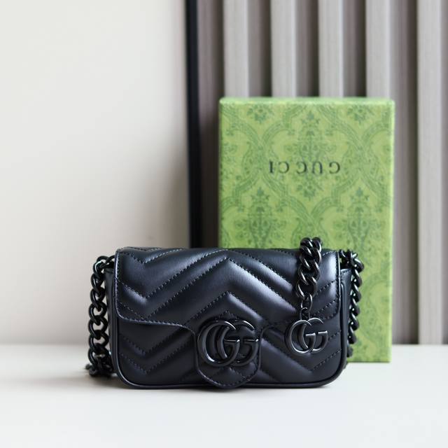 顶级原单 新品 Marmont链条马卡龙系列克色迷你手袋，配有钥匙扣，可以用于将此袋绑缚在另外更大的手袋上。采用颇具结构化的柔软造型，翻盖扣配以Gg金属配件。金