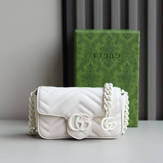 顶级原单 新品 Marmont链条马卡龙系列克色迷你手袋，配有钥匙扣，可以用于将此袋绑缚在另外更大的手袋上。采用颇具结构化的柔软造型，翻盖扣配以Gg金属配件。金