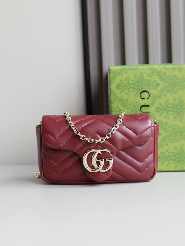 马蒙2.0全新升级品牌标志性Gg Marmont系列匠心融蕴双G造型配件和切面链式包带,甄选柔软皮革缔就线条柔和的包型。这款迷你包袋缀饰20世纪70年代初次亮相 马蒙2.0全新升级品牌标志性Gg Marmont系列匠心融蕴双G造型配件和切面链式包带,甄选柔软皮革缔就线条柔和的包型。这款迷你包袋缀饰20世纪70年代初次亮相