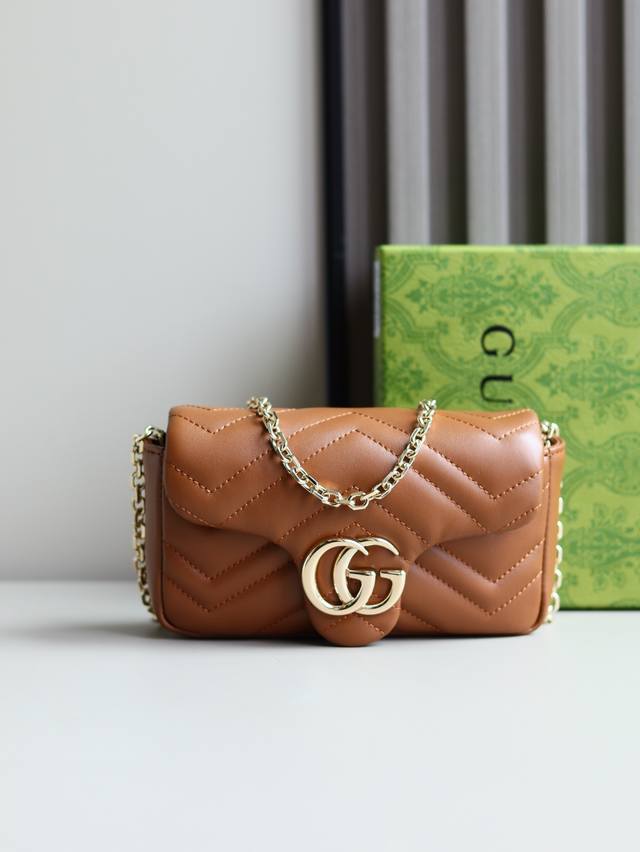 马蒙2.0全新升级品牌标志性Gg Marmont系列匠心融蕴双G造型配件和切面链式包带,甄选柔软皮革缔就线条柔和的包型。这款迷你包袋缀饰20世纪70年代初次亮相 马蒙2.0全新升级品牌标志性Gg Marmont系列匠心融蕴双G造型配件和切面链式包带,甄选柔软皮革缔就线条柔和的包型。这款迷你包袋缀饰20世纪70年代初次亮相