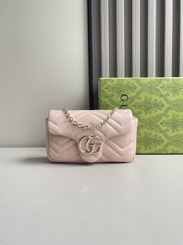 马蒙2.0全新升级品牌标志性Gg Marmont系列匠心融蕴双G造型配件和切面链式包带，甄选柔软皮革缔就线条柔和的包型。这款迷你包袋缀饰20世纪70年代初次亮相