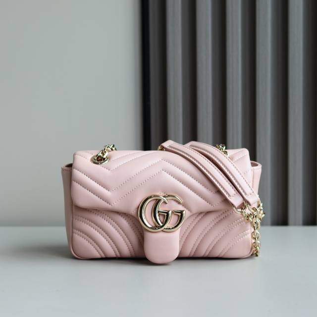 新品 品牌标志性Gg Marmont系列匠心融蕴双G造型配件和切面链式包带,甄选柔软皮革缔就线条柔和的包型。 驰棕色V型Matelassé羊皮革 浅金色调配件 新品 品牌标志性Gg Marmont系列匠心融蕴双G造型配件和切面链式包带,甄选柔软皮革缔就线条柔和的包型。 驰棕色V型Matelassé羊皮革 浅金色调配件