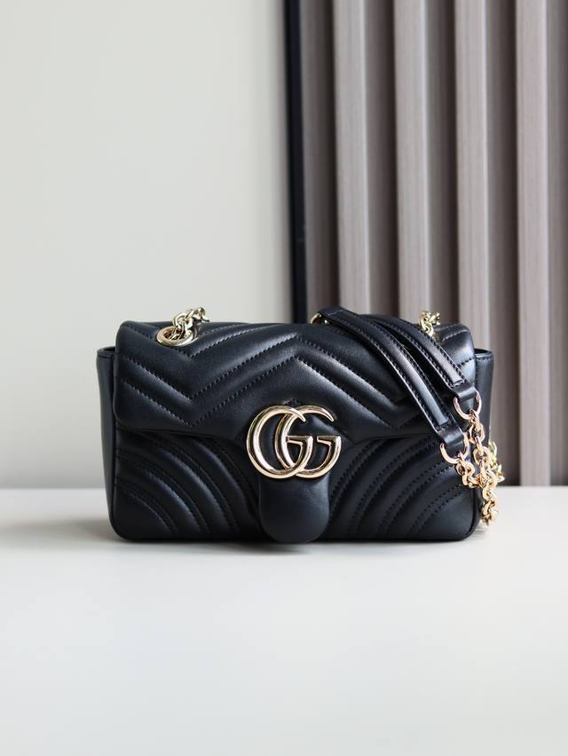 新品 品牌标志性Gg Marmont系列匠心融蕴双G造型配件和切面链式包带，甄选柔软皮革缔就线条柔和的包型。 驰棕色V型Matelassé羊皮革 浅金色调配件