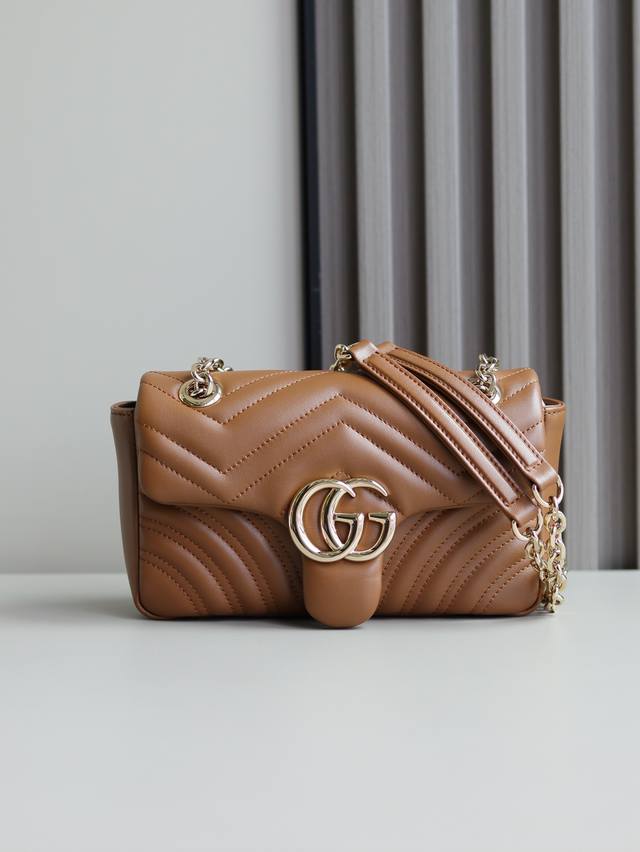新品 品牌标志性Gg Marmont系列匠心融蕴双G造型配件和切面链式包带，甄选柔软皮革缔就线条柔和的包型。 驰棕色V型Matelassé羊皮革 浅金色调配件