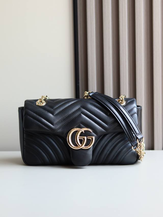 新款马蒙2.0 品牌标志性Gg Marmont系列匠心融蕴双G造型配件和切面链式包带,甄选柔软皮革缔就线条柔和的包型。简约利落的后袋令中号和大号包袋更具实用性。 新款马蒙2.0 品牌标志性Gg Marmont系列匠心融蕴双G造型配件和切面链式包带,甄选柔软皮革缔就线条柔和的包型。简约利落的后袋令中号和大号包袋更具实用性。