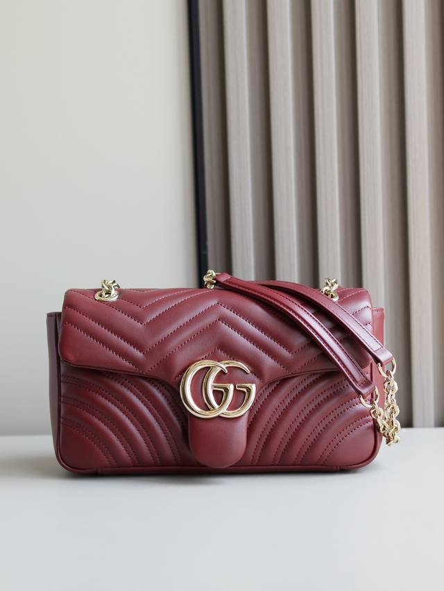 新款马蒙2.0 品牌标志性Gg Marmont系列匠心融蕴双G造型配件和切面链式包带，甄选柔软皮革缔就线条柔和的包型。简约利落的后袋令中号和大号包袋更具实用性。