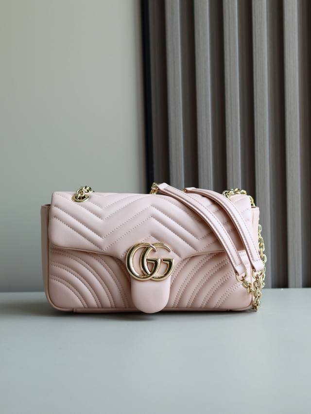 新款马蒙2.0 品牌标志性Gg Marmont系列匠心融蕴双G造型配件和切面链式包带,甄选柔软皮革缔就线条柔和的包型。简约利落的后袋令中号和大号包袋更具实用性。 新款马蒙2.0 品牌标志性Gg Marmont系列匠心融蕴双G造型配件和切面链式包带,甄选柔软皮革缔就线条柔和的包型。简约利落的后袋令中号和大号包袋更具实用性。