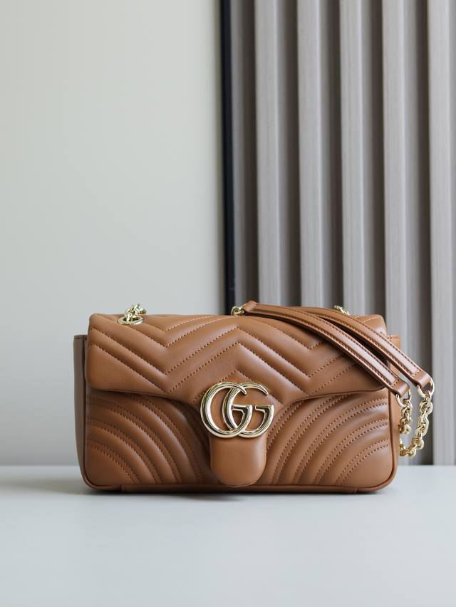 新款马蒙2.0 品牌标志性Gg Marmont系列匠心融蕴双G造型配件和切面链式包带,甄选柔软皮革缔就线条柔和的包型。简约利落的后袋令中号和大号包袋更具实用性。 新款马蒙2.0 品牌标志性Gg Marmont系列匠心融蕴双G造型配件和切面链式包带,甄选柔软皮革缔就线条柔和的包型。简约利落的后袋令中号和大号包袋更具实用性。