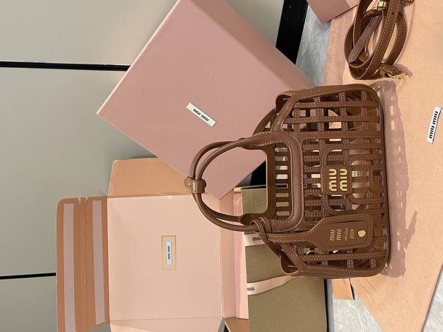 配全套原厂专柜包装 新品 Mium新品菜篮子，柔软Nappa皮革手袋，采用精致编织图案和别致构造设计，彰显夏日风情，复杂的工艺体现Miu系列精致优雅之美，可拆卸