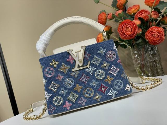 顶级原单复刻独家实拍 Capucines 迷你手袋 M12947 蓝色牛仔 刺绣 本款 Capucines 迷你手袋为 Monogram 丹宁布刺绣串珠和装饰线 顶级原单复刻独家实拍 Capucines 迷你手袋 M12947 蓝色牛仔 刺绣 本款 Capucines 迷你手袋为 Monogram 丹宁布刺绣串珠和装饰线